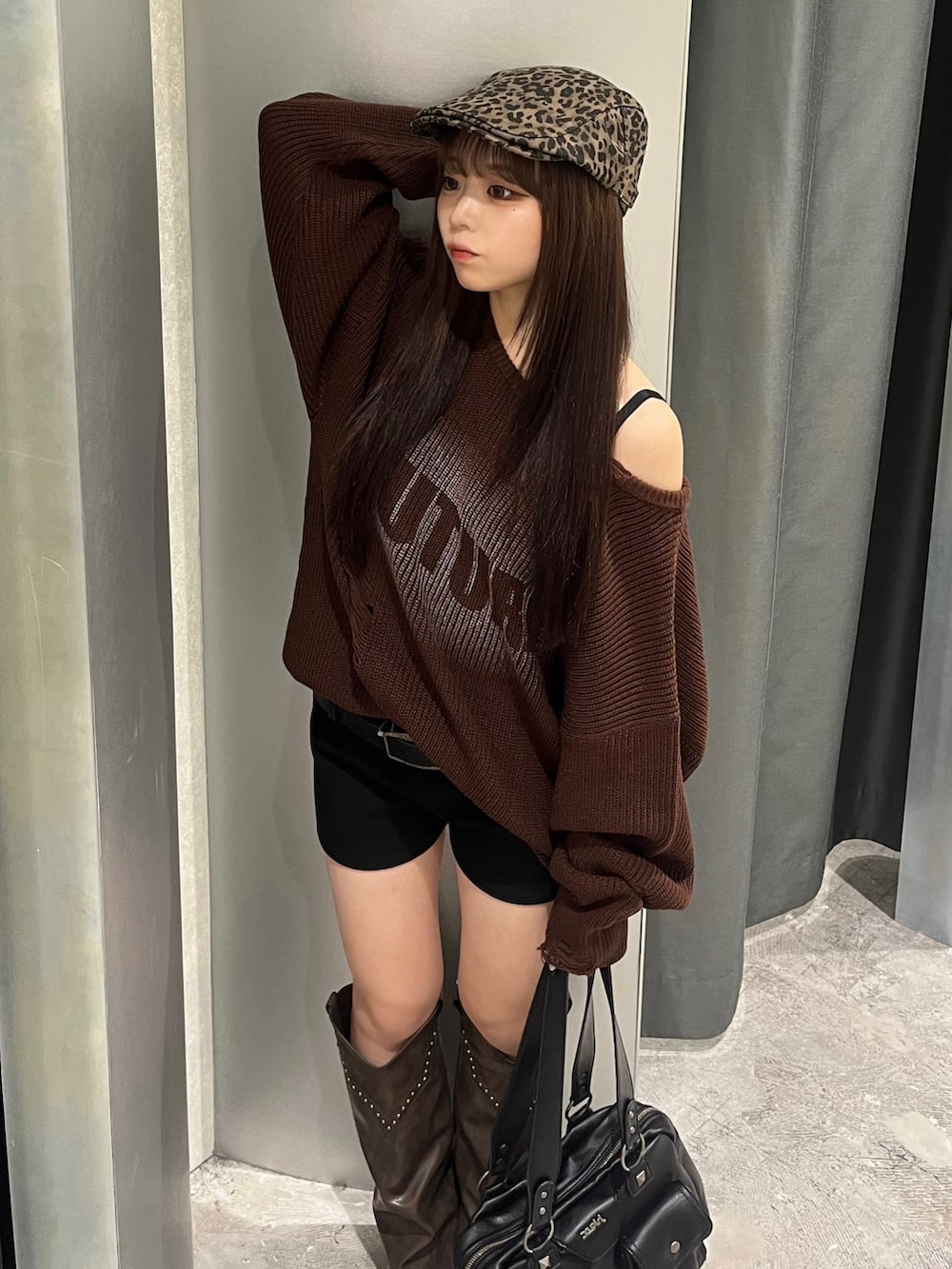ブラウン系のニット/セーター、ブラック系のその他パンツ、ブラウン系のブーツを着用したレディースの秋コーディネートの2枚目の写真