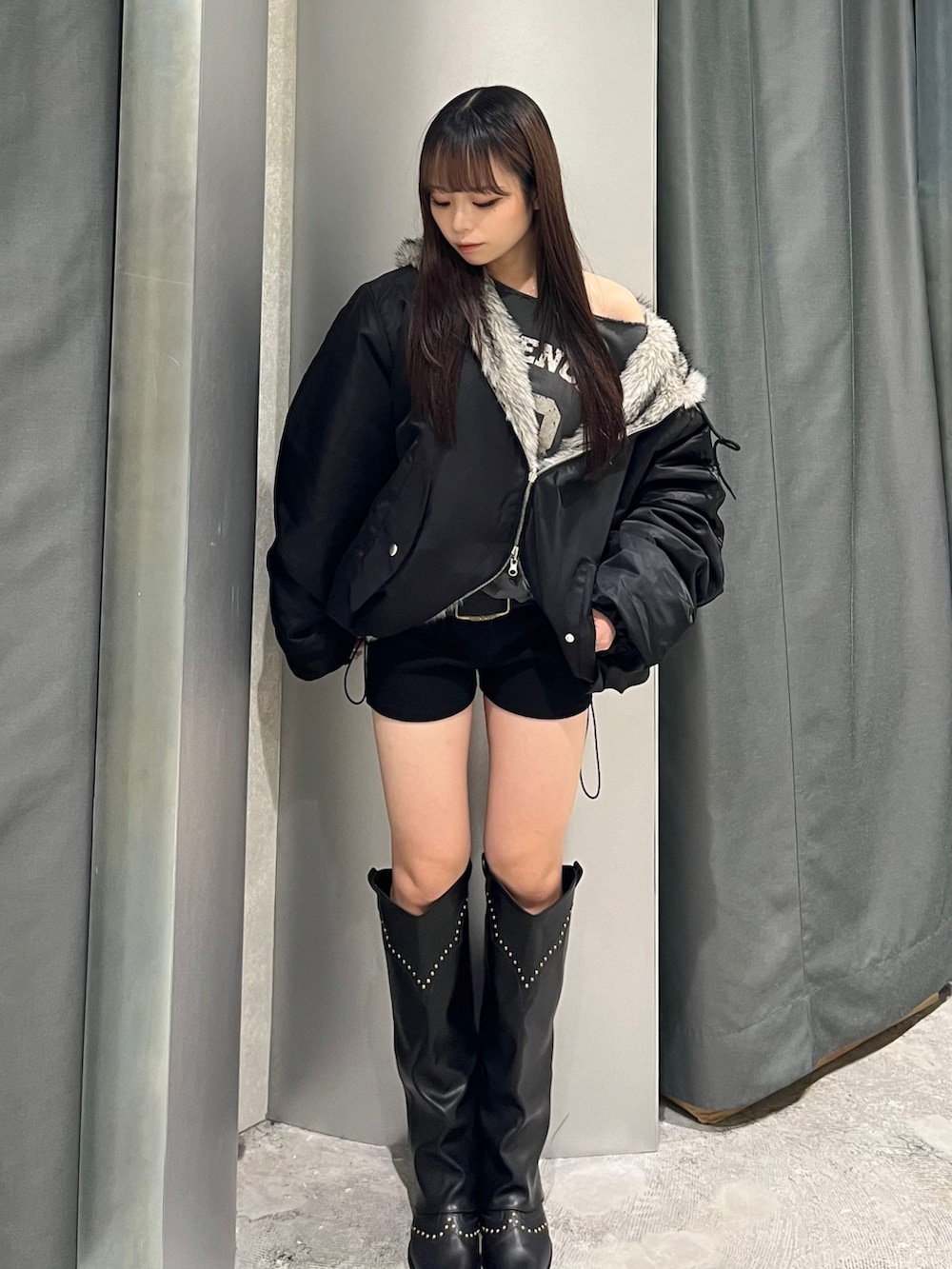 ブラック系のブルゾン、グレー系のスウェット、ブラック系のその他パンツを着用したレディースの秋コーディネートの2枚目の写真