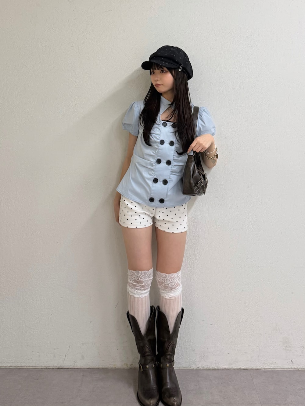 ブルー系のシャツ/ブラウス、ホワイト系のその他パンツ、ホワイト系のソックス/靴下を着用したレディースの春コーディネートの2枚目の写真
