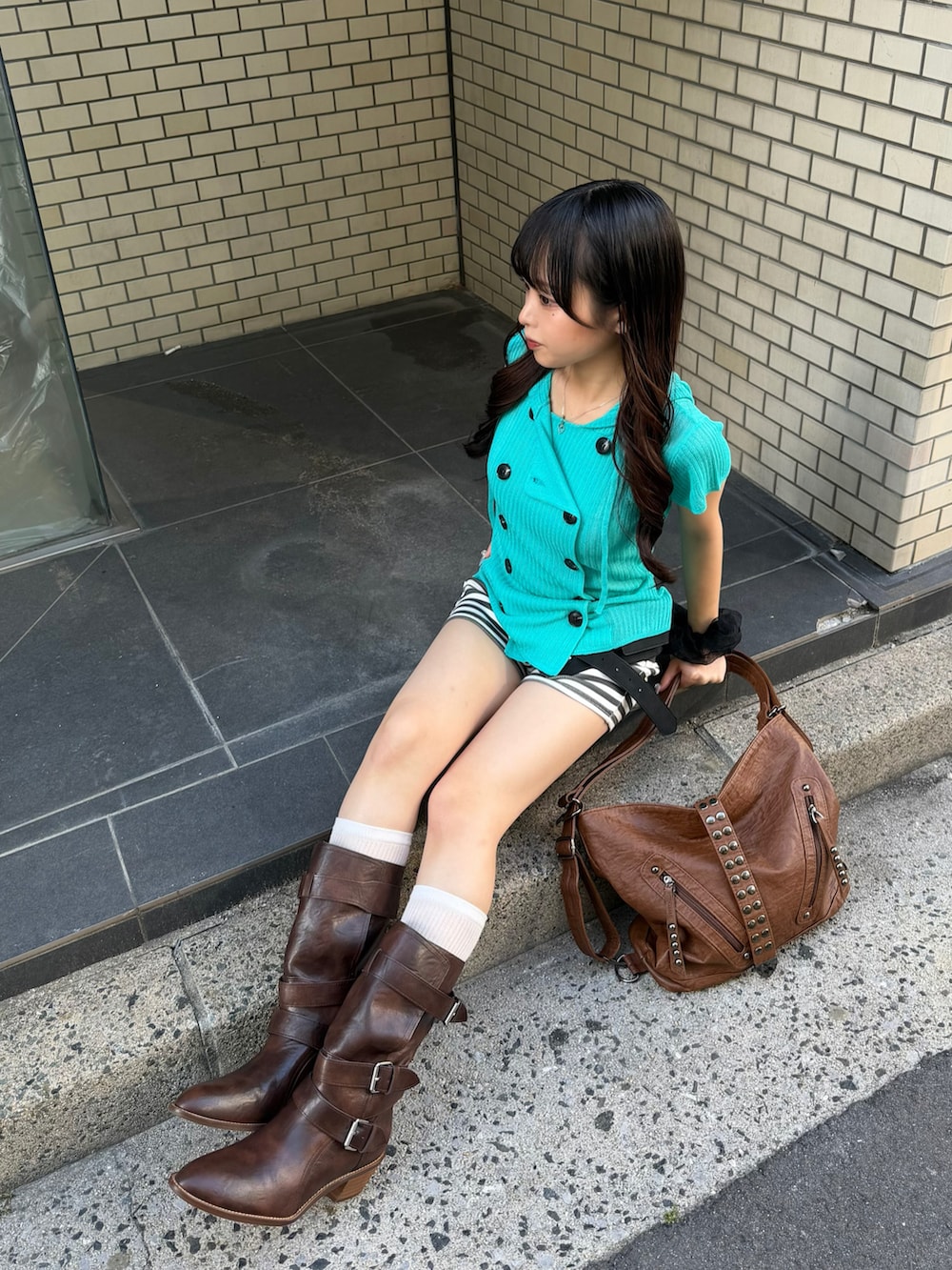 ブルー系のパーカー、ホワイト系のその他パンツ、ブラウン系のブーツを着用したレディースの夏コーディネートの4枚目の写真