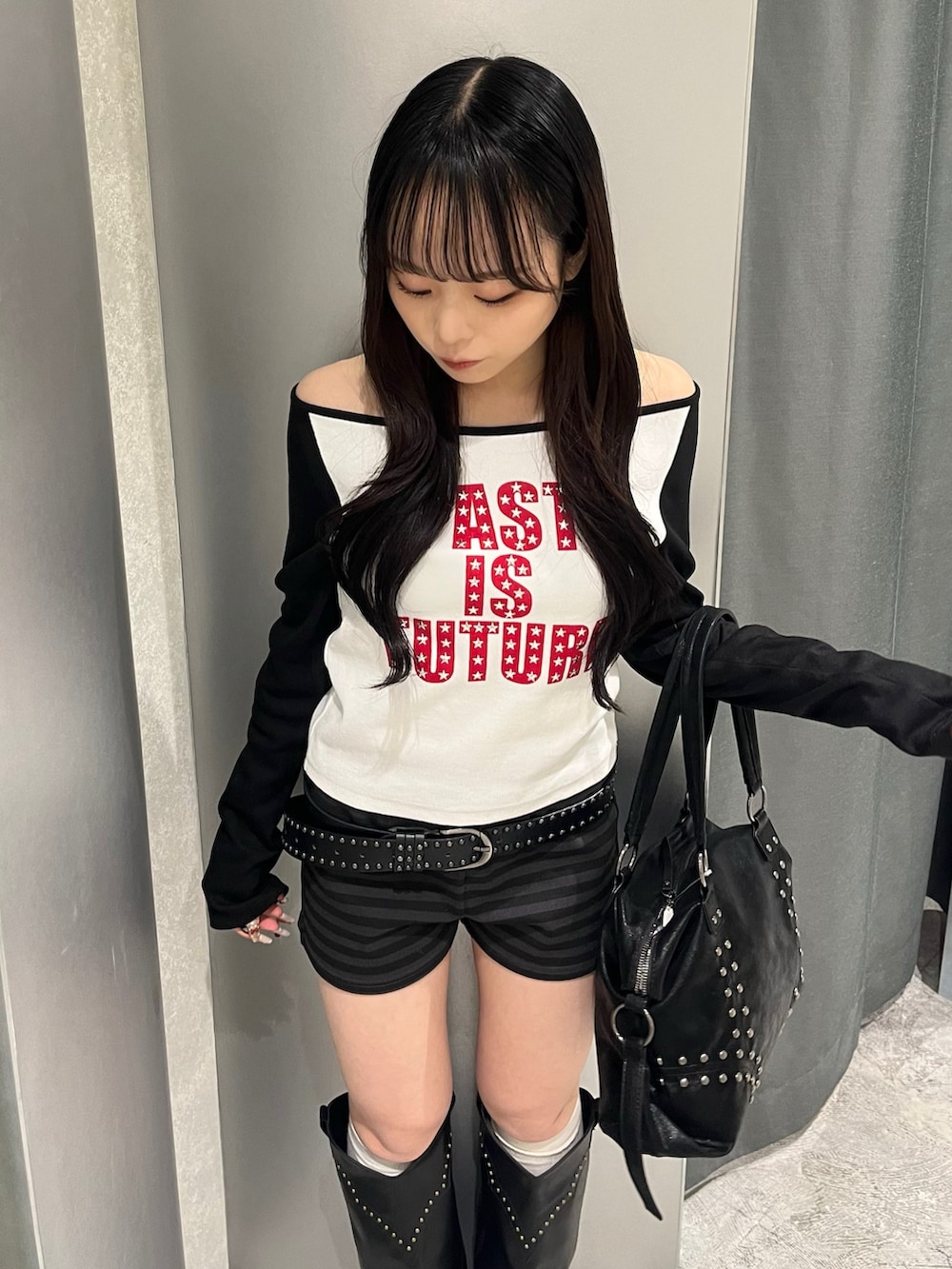 ブラック系のTシャツ/カットソー、ブラック系のその他パンツ、ブラック系のショルダーバッグを着用したレディースの冬コーディネートの3枚目の写真