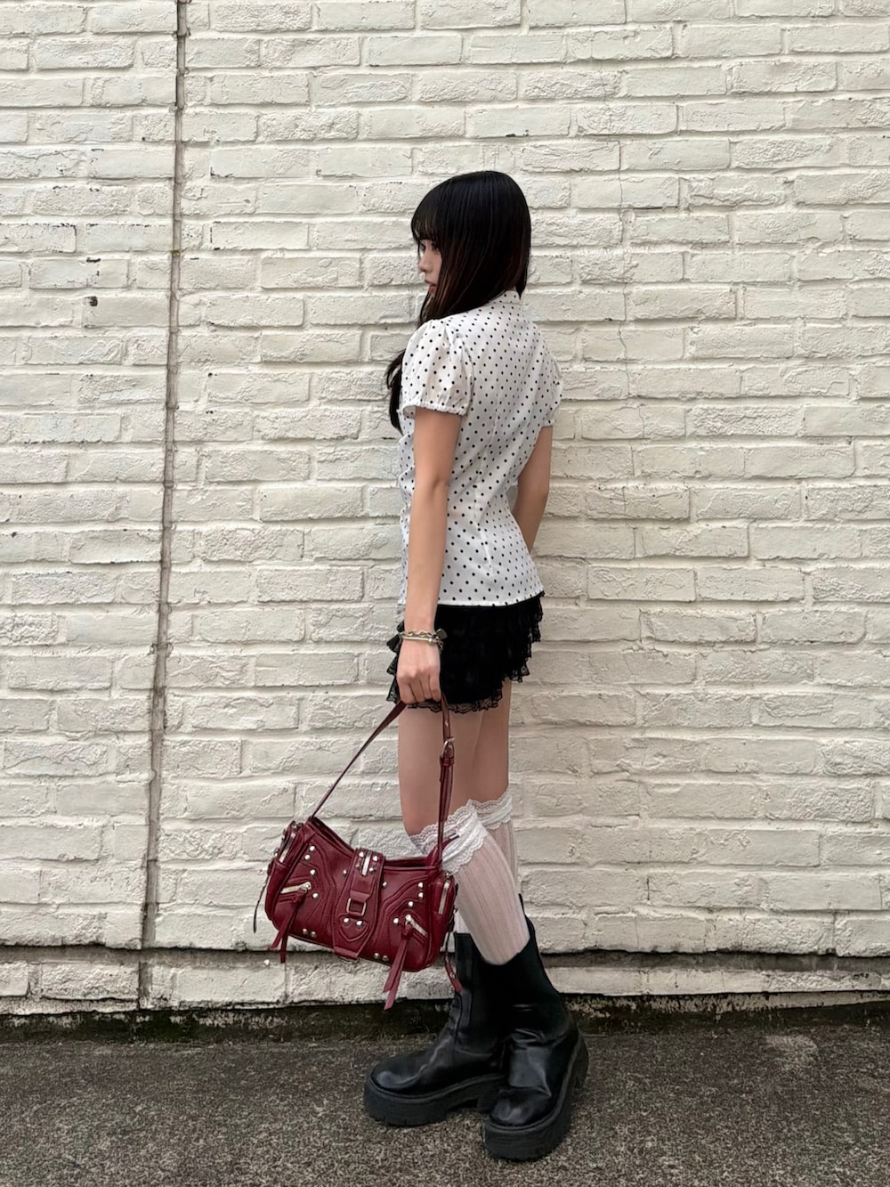 ホワイト系のシャツ/ブラウス、ブラック系のその他パンツ、レッド系のショルダーバッグを着用したレディースの春コーディネートの2枚目の写真