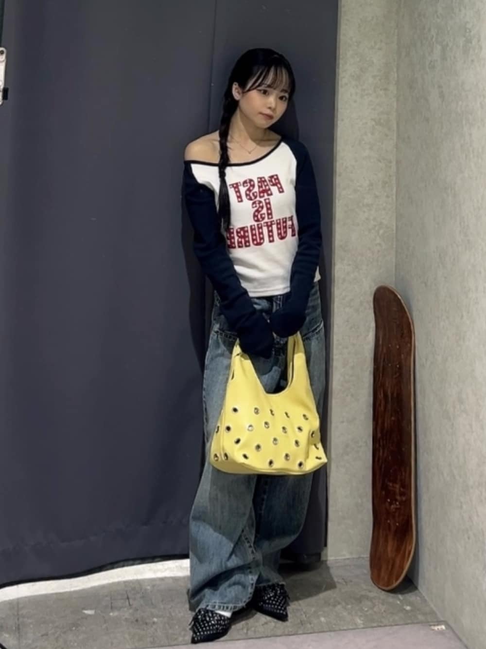ブルー系のTシャツ/カットソー、ブルー系のデニムパンツ、イエロー系のショルダーバッグを着用したレディースの春コーディネートの3枚目の写真