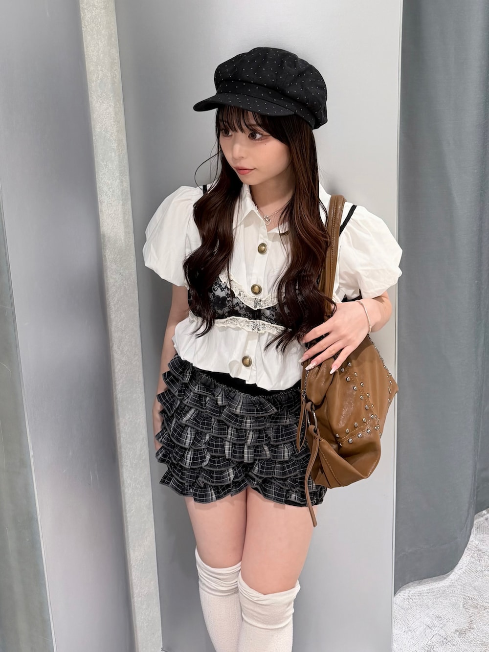 ホワイト系のトップス、ブラック系のトップス、ブラック系のその他パンツを着用したレディースの夏コーディネートの4枚目の写真