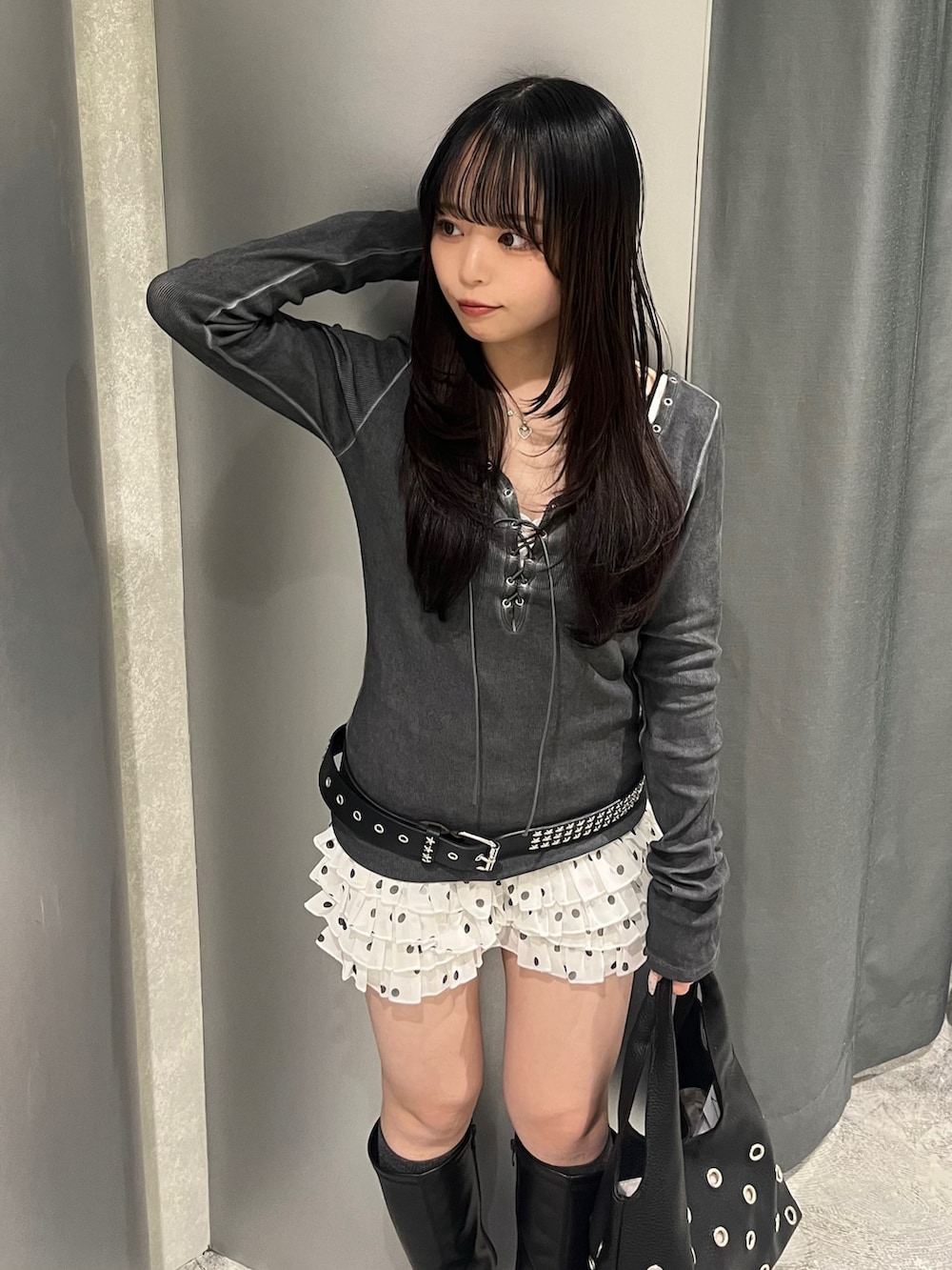 ブラック系のTシャツ/カットソー、ホワイト系のその他パンツ、ブラック系のショルダーバッグを着用したレディースの春コーディネートの4枚目の写真