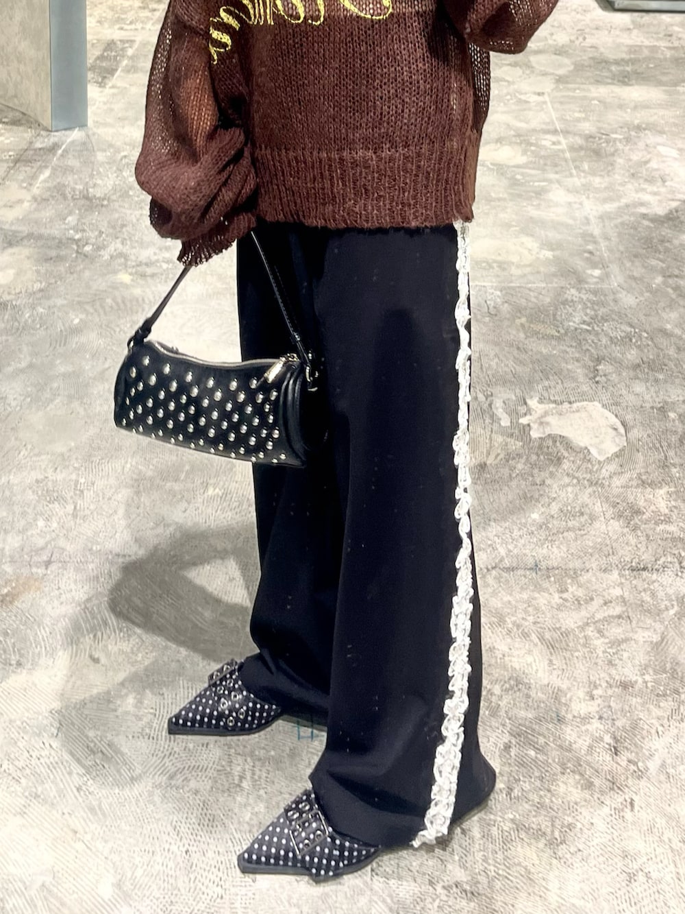 ブラウン系のTシャツ/カットソー、ホワイト系のキャミソール、ブラック系のショルダーバッグを着用したレディースの秋コーディネートの4枚目の写真