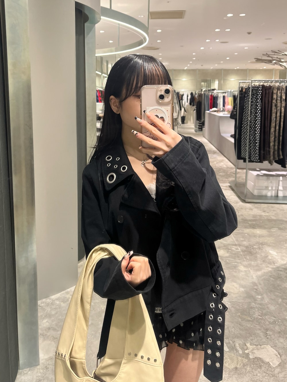 ブラック系のピーコート、ブルー系のキャミソール、ブラック系のその他パンツを着用したレディースの春コーディネートの3枚目の写真