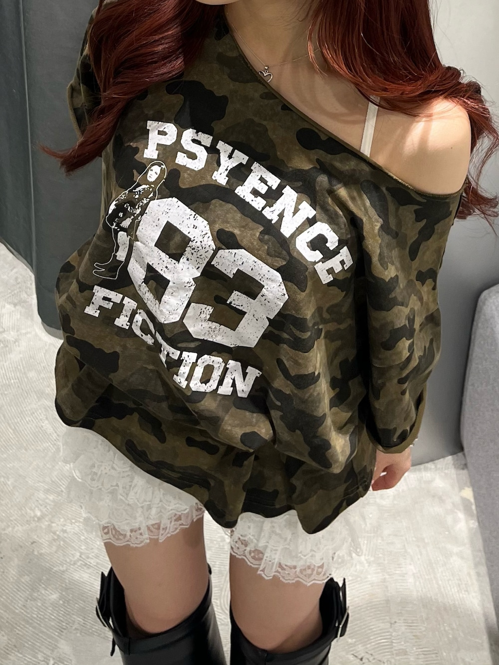 グリーン系のTシャツ/カットソー、ホワイト系のその他パンツ、ブラック系のブーツを着用したレディースの夏コーディネートの5枚目の写真