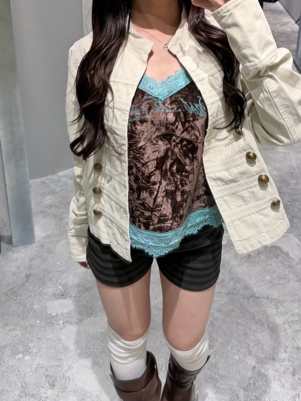 ホワイト系のその他アウター、ブラウン系のキャミソール、ブラック系のその他パンツを着用したレディースの夏コーディネートの2枚目の写真