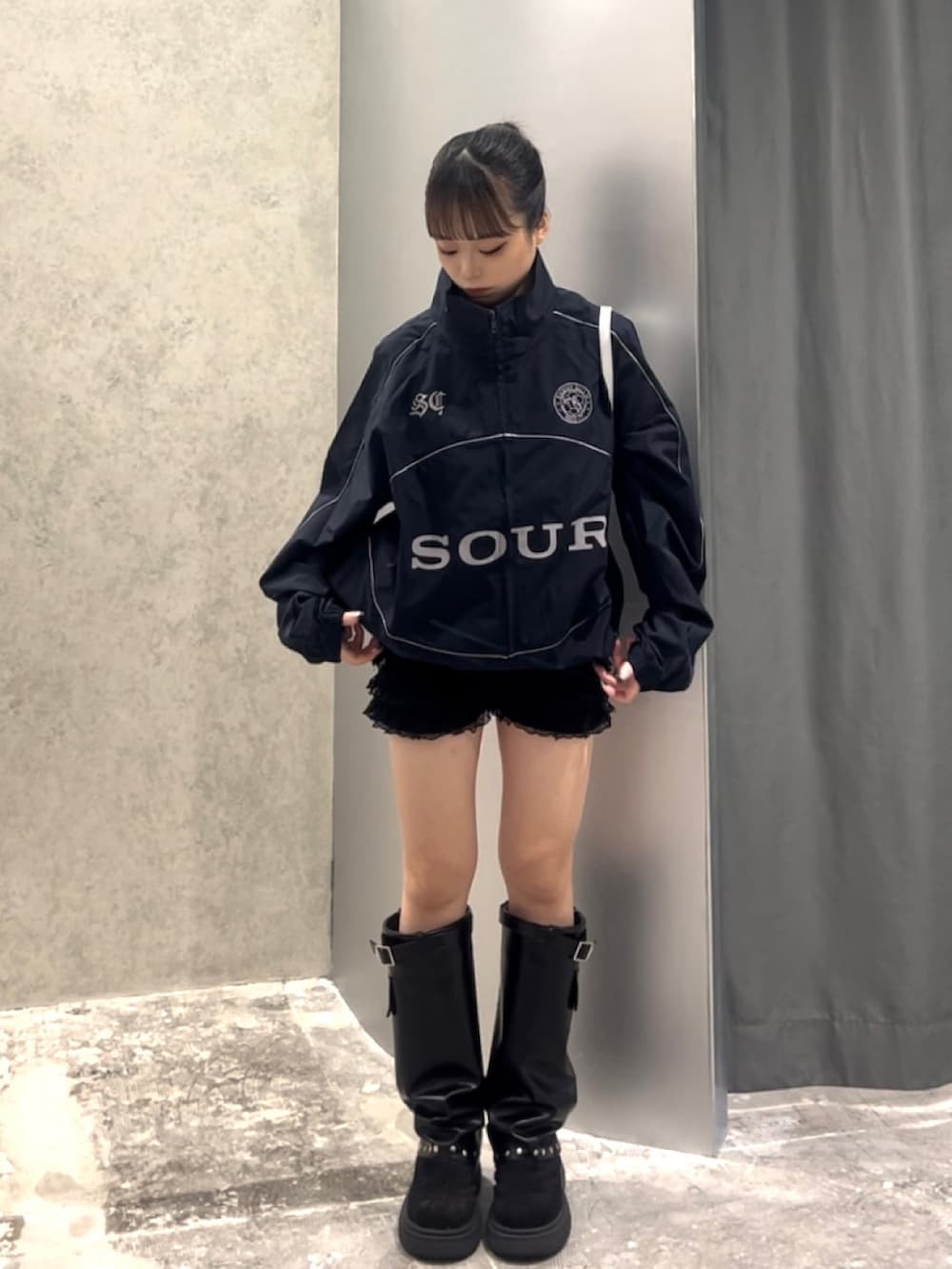 ブルー系のブルゾン、ブラック系のその他パンツ、シルバー系のショルダーバッグを着用したレディースの秋コーディネートの2枚目の写真