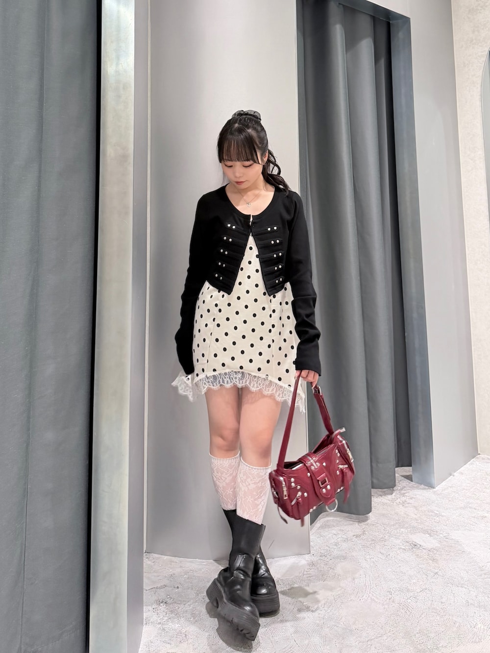 ブラック系のその他パンツ、ホワイト系のワンピース、ブラック系のTシャツ/カットソーを着用したレディースの春コーディネートの2枚目の写真