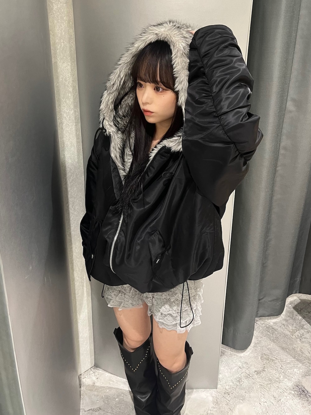 ブラック系のブルゾン、グレー系のその他パンツ、ブラック系のブーツを着用したレディースの秋コーディネートの3枚目の写真