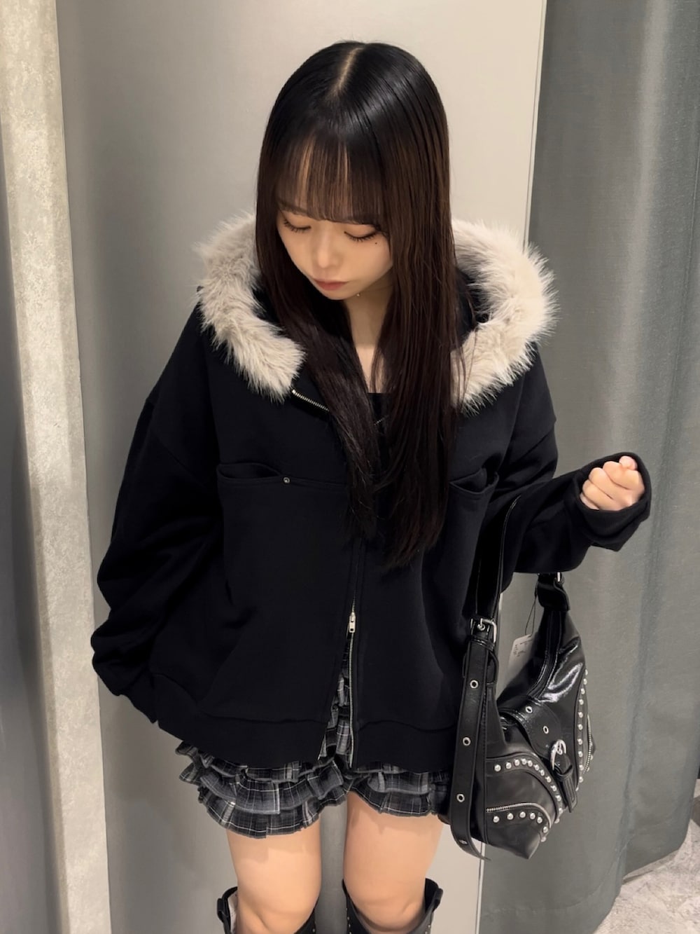 ブラック系のパーカー、ブラック系のその他パンツ、ブラック系のブーツを着用したレディースの秋コーディネートの3枚目の写真