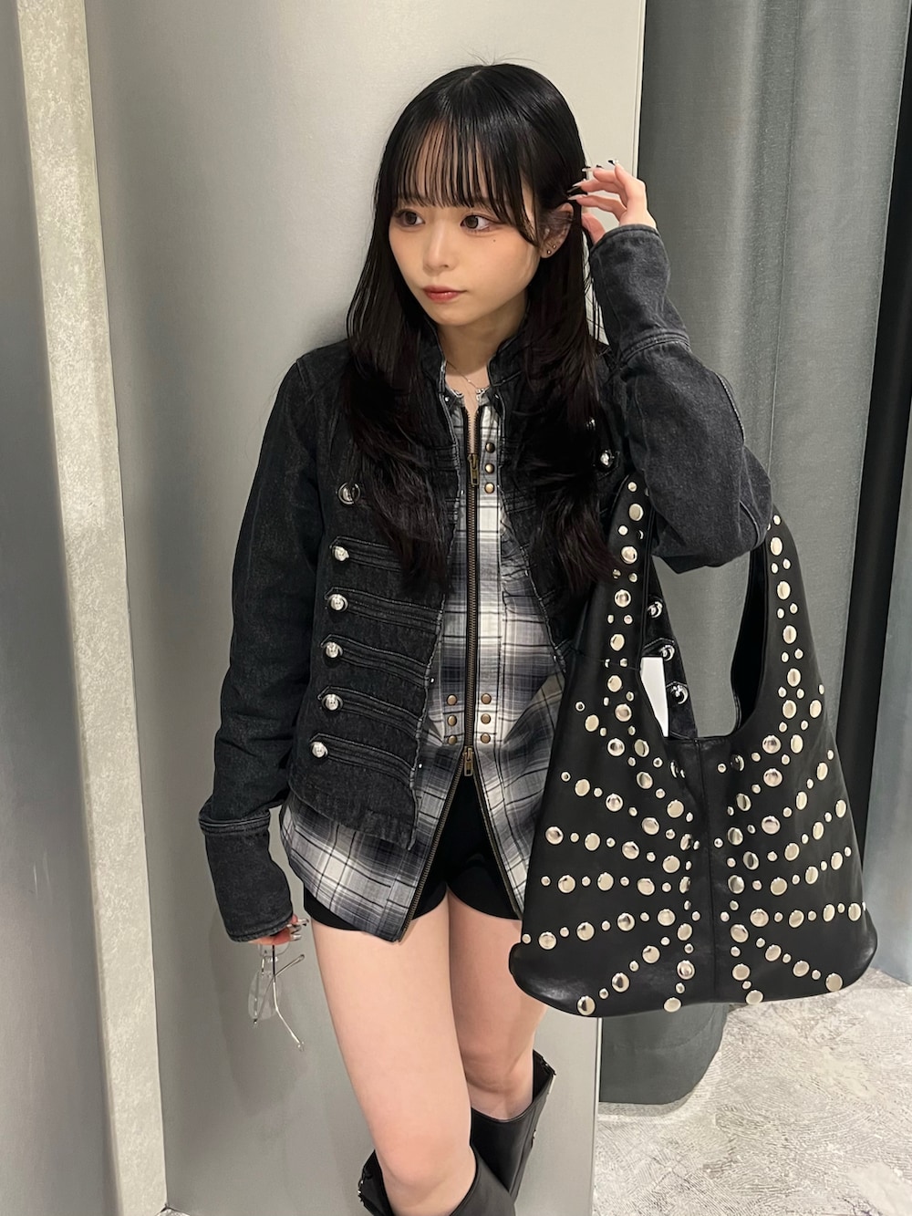 ブラック系のジャケット/アウター、ブラック系のシャツ/ブラウス、ブラック系のその他パンツを着用したレディースの春コーディネートの5枚目の写真