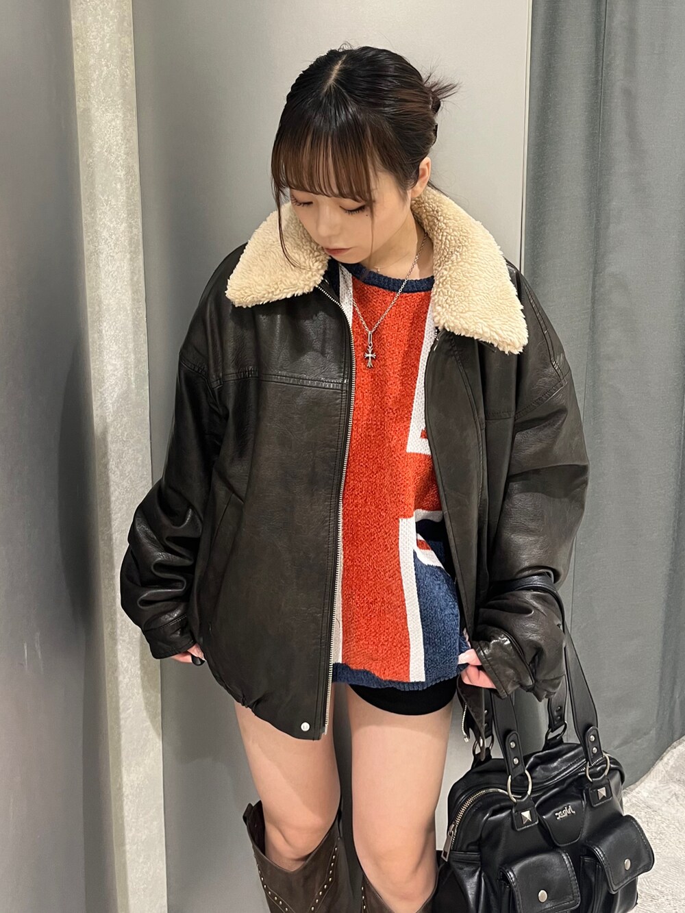 ブルー系のニット/セーター、ブラック系のブルゾン、ブラック系のその他パンツを着用したレディースの秋コーディネートの3枚目の写真