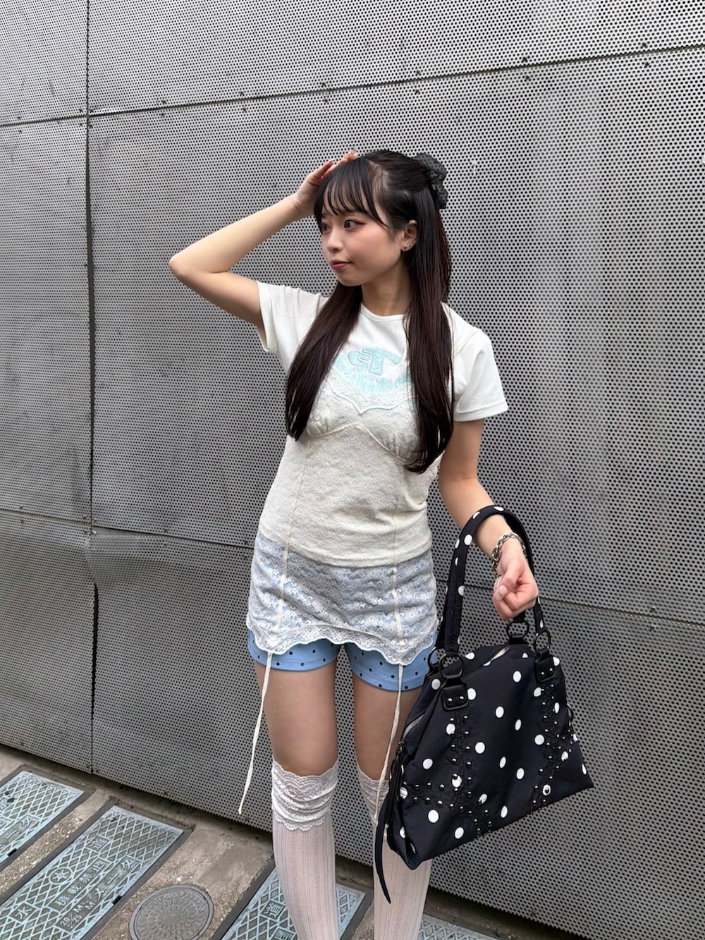 ホワイト系のTシャツ/カットソー、ホワイト系のキャミソール、ブルー系のその他パンツを着用したレディースの春コーディネートの3枚目の写真