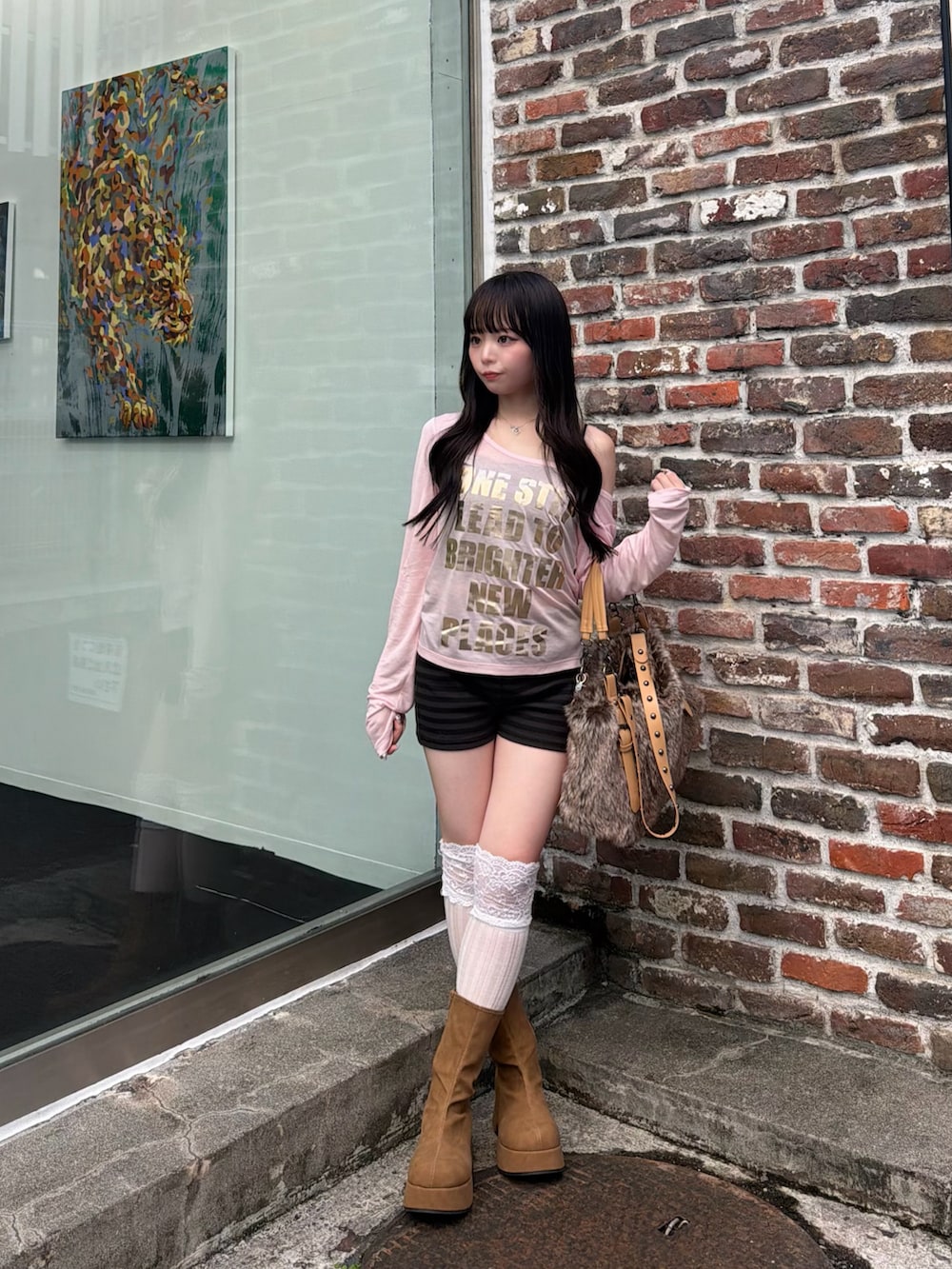 ピンク系のTシャツ/カットソー、ブラック系のその他パンツ、イエロー系のブーツを着用したレディースの夏コーディネートの2枚目の写真