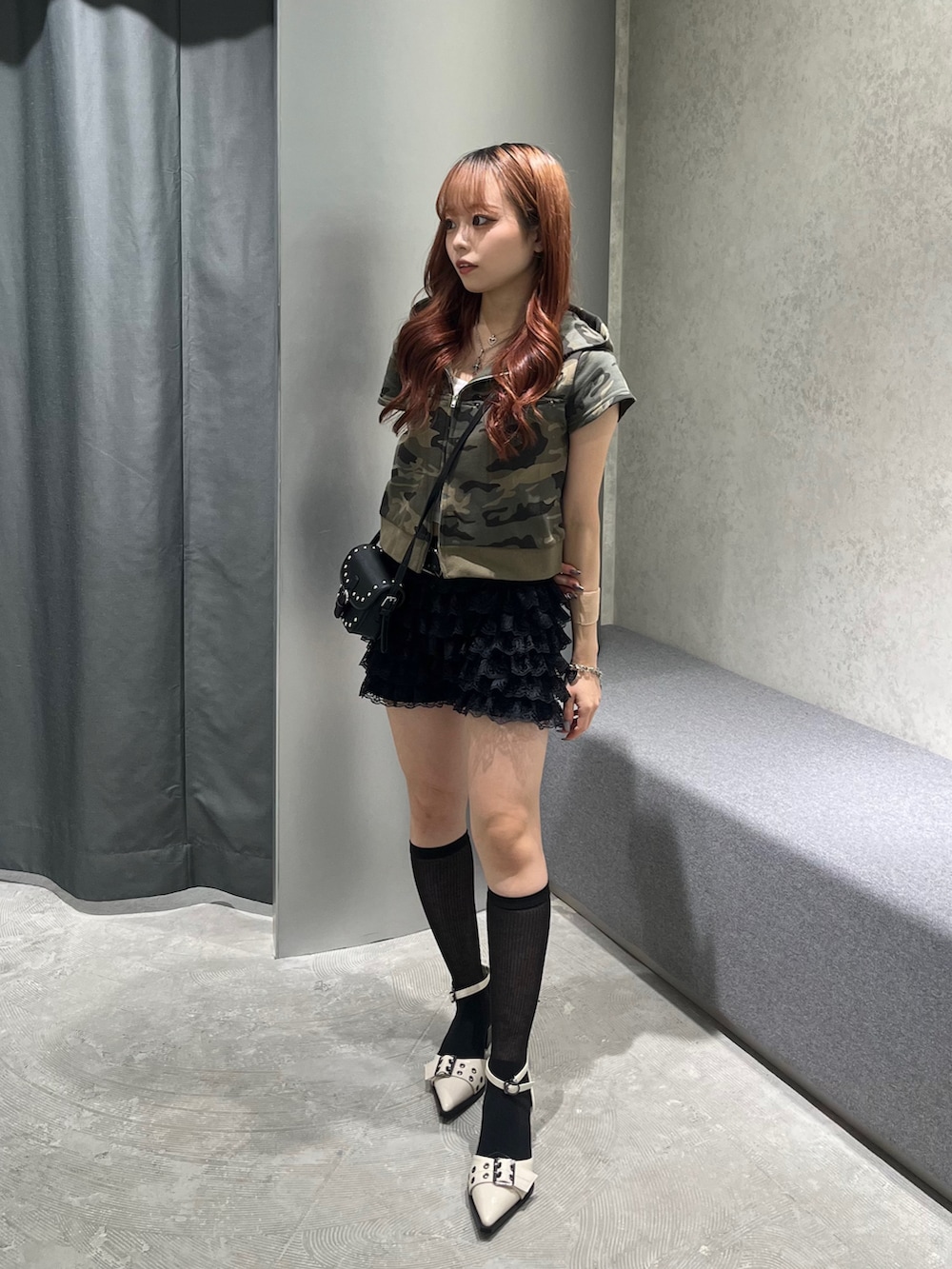 グリーン系のパーカー、ブラック系のその他パンツ、ブラック系のショルダーバッグを着用したレディースの夏コーディネートの2枚目の写真