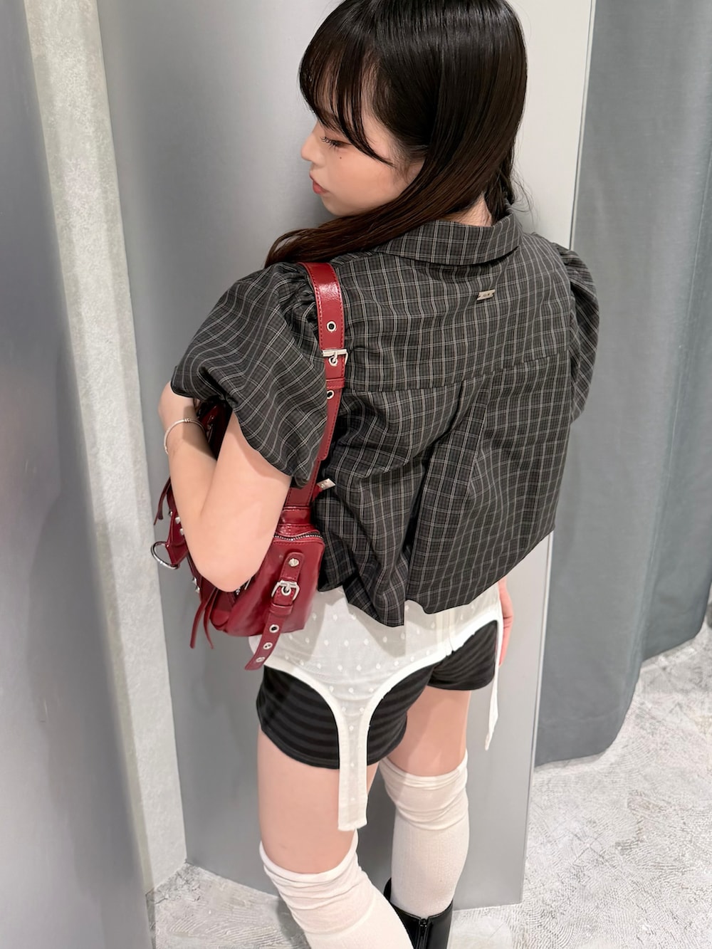 ホワイト系のキャミソール、ブラウン系のトップス、ブラック系のその他パンツを着用したレディースの夏コーディネートの5枚目の写真
