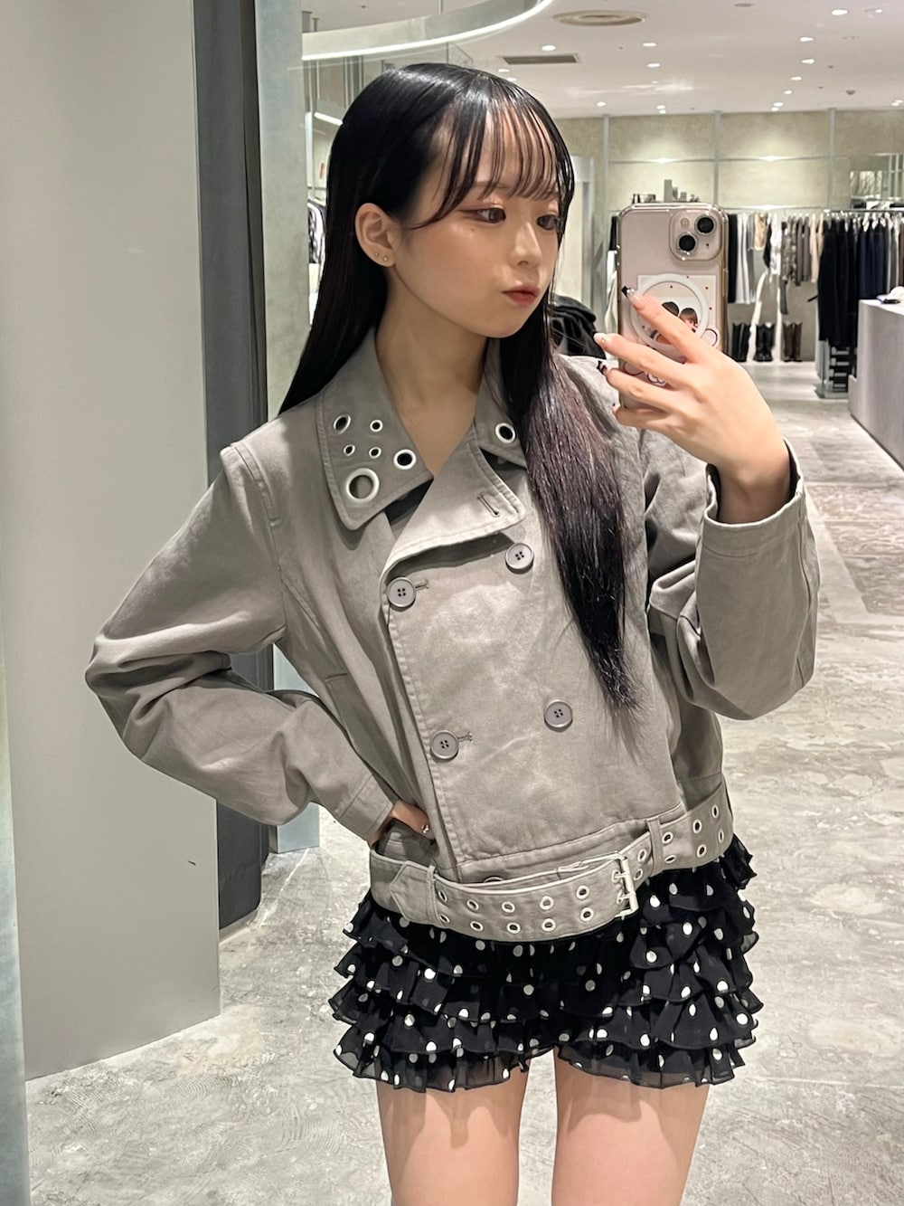 グレー系のピーコート、ブラック系のその他パンツ、ブラック系のショルダーバッグを着用したレディースの春コーディネートの3枚目の写真