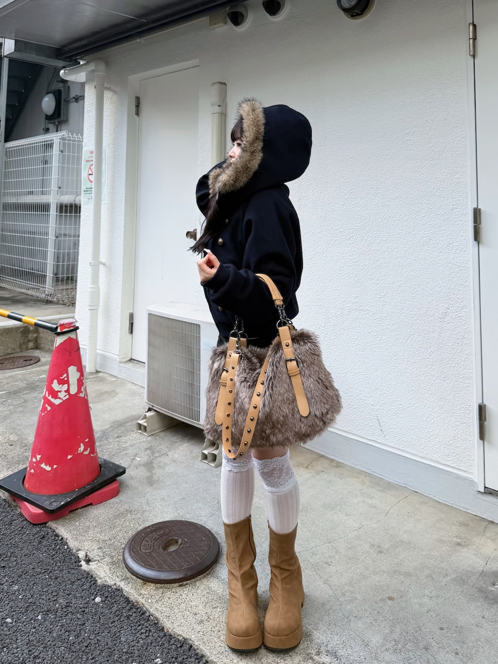 ブルー系のブルゾン、ブラック系のその他パンツ、イエロー系のブーツを着用したレディースの夏コーディネートの3枚目の写真