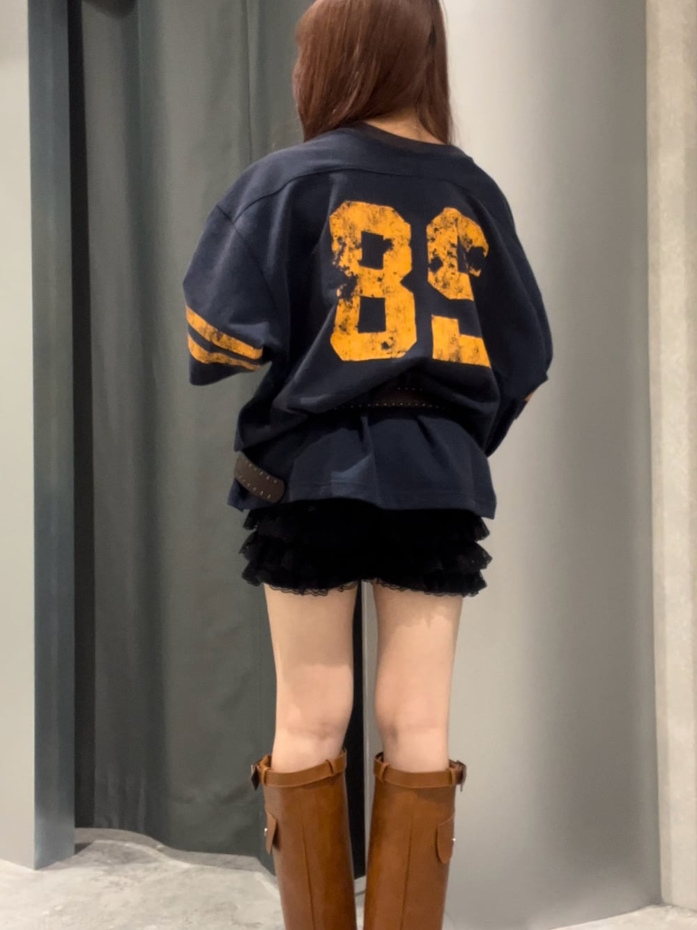 ブルー系のTシャツ/カットソー、ブラウン系のショルダーバッグ、ブラック系のその他パンツを着用したレディースの夏コーディネートの3枚目の写真