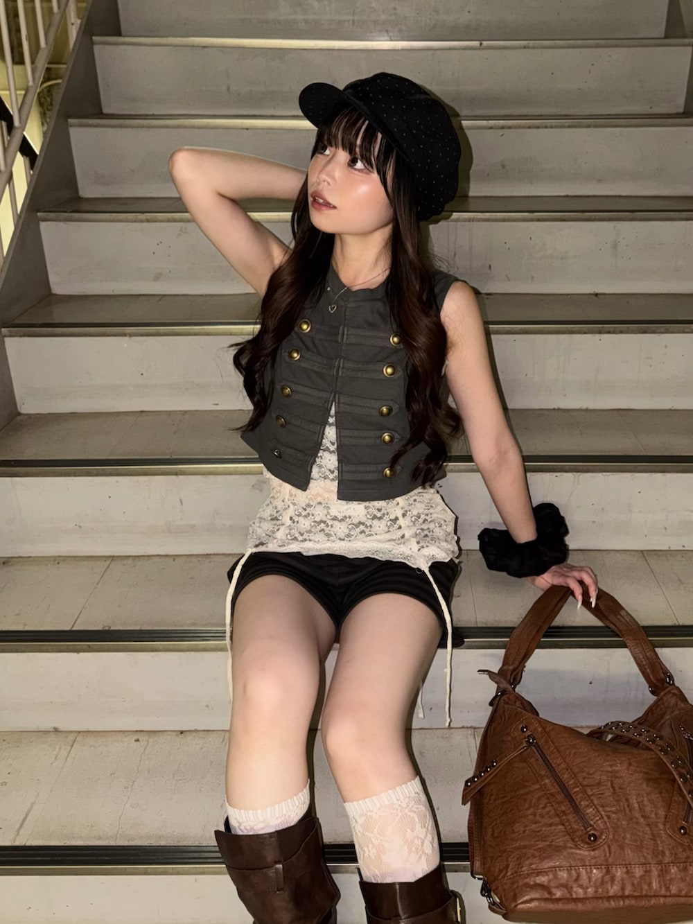 グレー系のタンクトップ、ホワイト系のキャミソール、ブラック系のその他パンツを着用したレディースの夏コーディネートの3枚目の写真