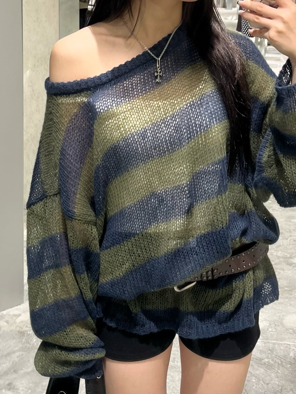 グリーン系のニット/セーター、ブラック系のその他パンツ、ブラック系のショルダーバッグを着用したレディースの秋コーディネートの3枚目の写真