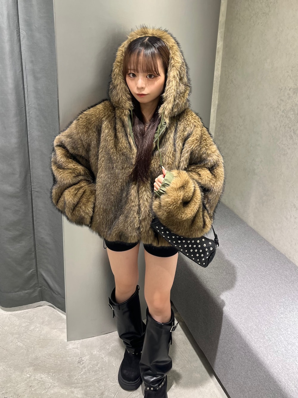 グリーン系のブルゾン、ブラック系のショルダーバッグ、ブラック系のその他パンツを着用したレディースの秋コーディネートの4枚目の写真