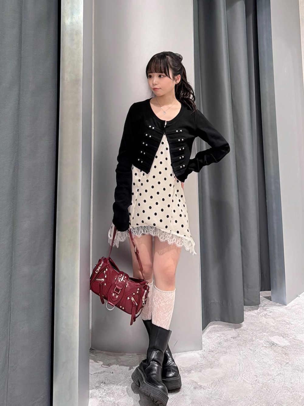 ブラック系のその他パンツ、ホワイト系のワンピース、ブラック系のTシャツ/カットソーを着用したレディースの春コーディネートの3枚目の写真