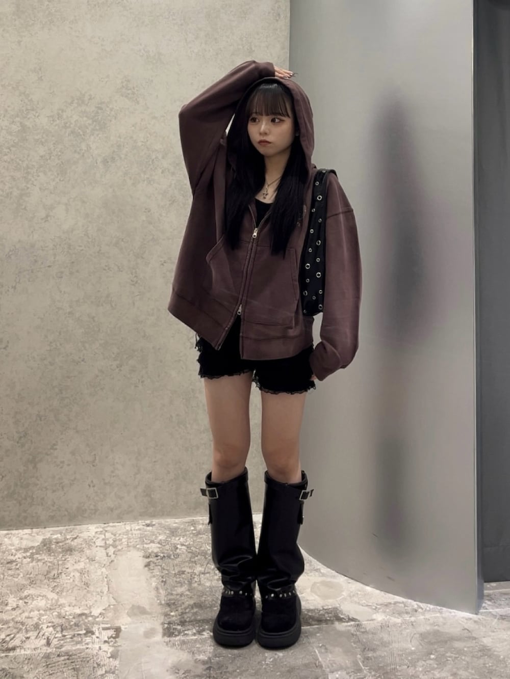 ブラウン系のパーカー、ブラック系のその他パンツ、ブラック系のブーツを着用したレディースの夏コーディネートの3枚目の写真