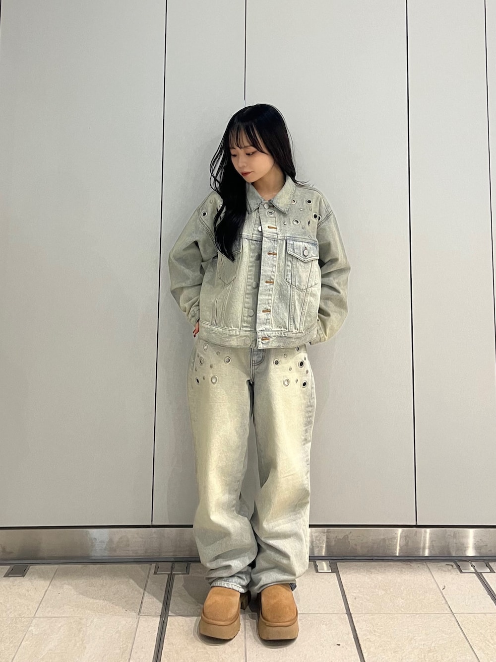 ブルー系のデニムジャケット、ブルー系のデニムパンツを着用したレディースの冬コーディネートの2枚目の写真