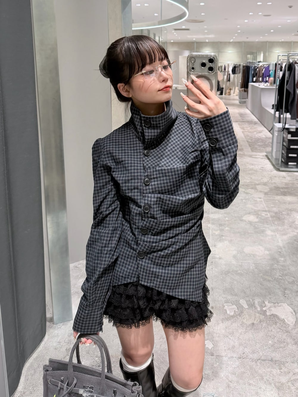 グレー系のシャツ/ブラウス、ブラック系のその他パンツ、グレー系のボストンバッグを着用したレディースの夏コーディネートの2枚目の写真