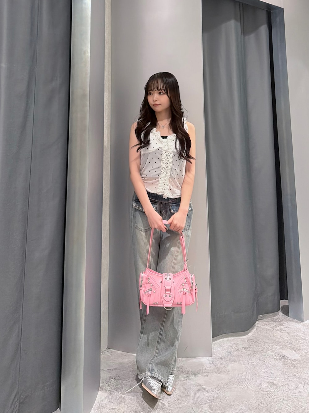 ホワイト系のキャミソール、ブルー系のデニムパンツ、シルバー系のパンプスを着用したレディースの春コーディネートの2枚目の写真