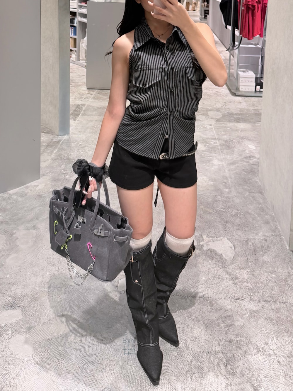 ブラック系のシャツ/ブラウス、ブラック系のその他パンツ、ブラック系のブーツを着用したレディースの夏コーディネートの2枚目の写真