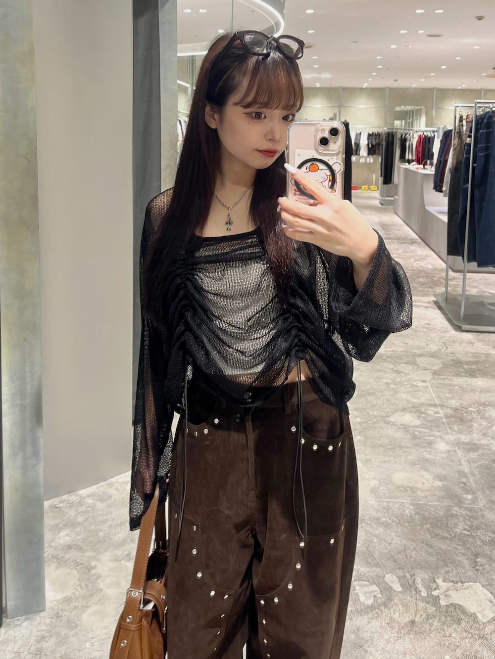 ブラック系のTシャツ/カットソー、ブラウン系のパンツ、ブラック系のパンプスを着用したレディースの秋コーディネートの4枚目の写真