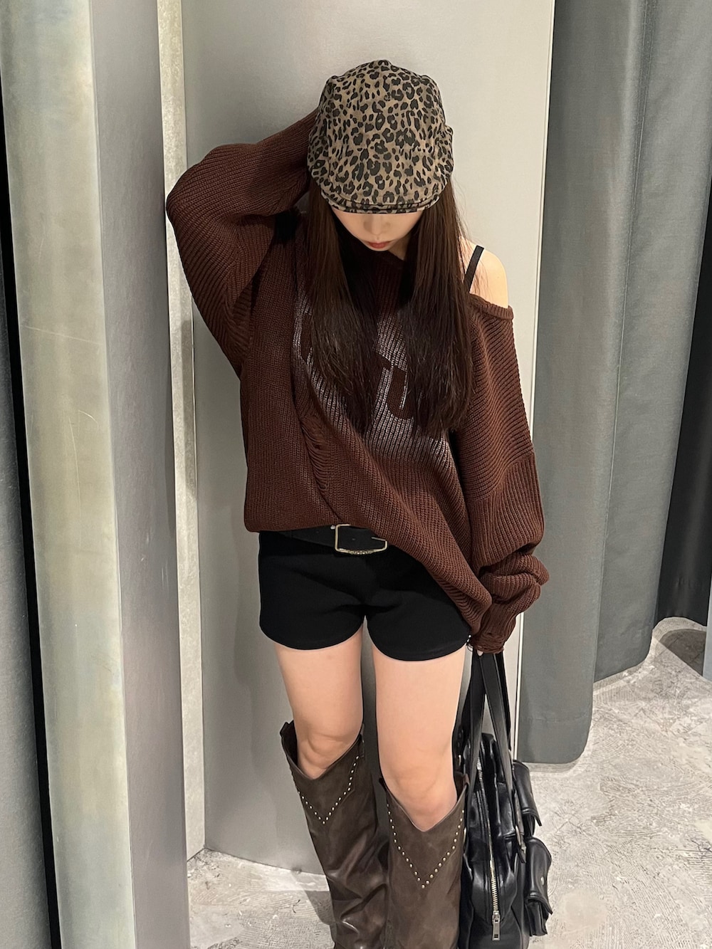 ブラウン系のニット/セーター、ブラック系のその他パンツ、ブラウン系のブーツを着用したレディースの秋コーディネートの4枚目の写真