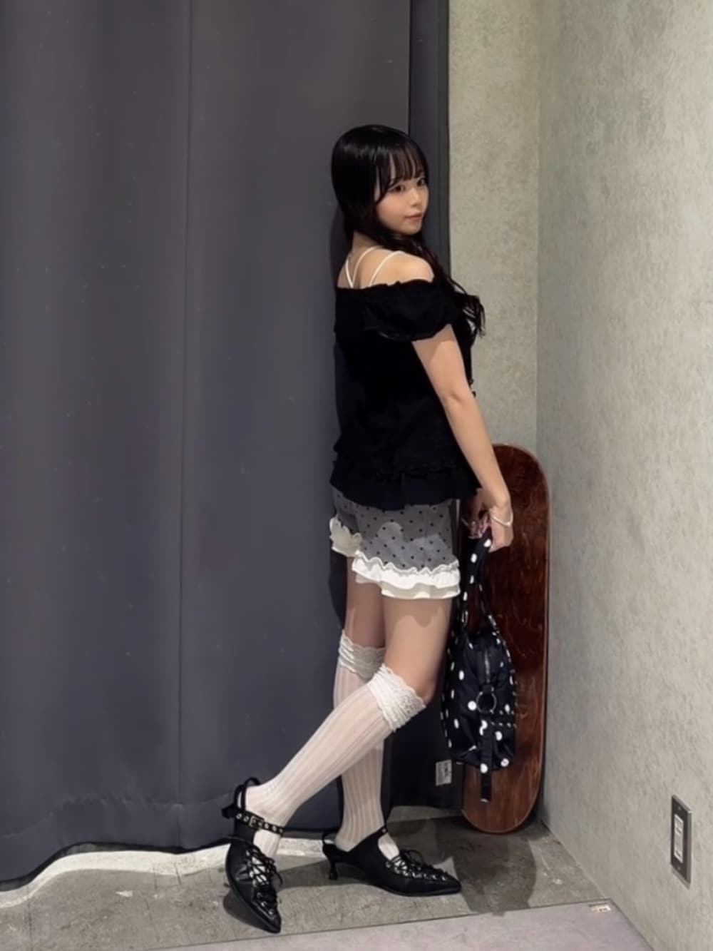 ブラック系のシャツ/ブラウス、グレー系のパンツ、ブラック系のショルダーバッグを着用したレディースの夏コーディネートの3枚目の写真
