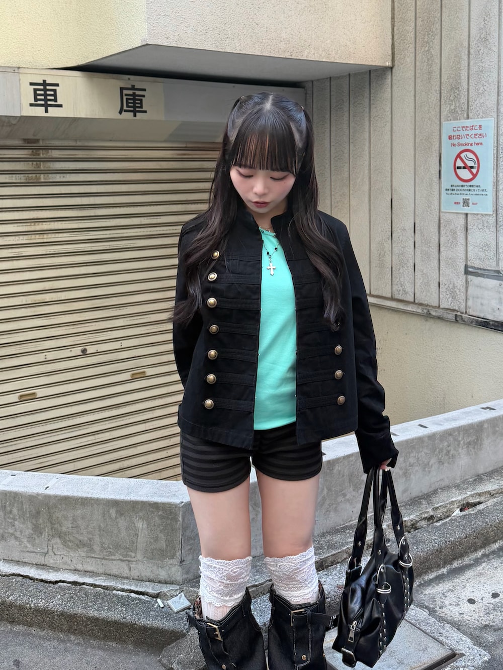 ブラック系のその他アウター、ブルー系のタンクトップ、ブラック系のその他パンツを着用したレディースの夏コーディネートの3枚目の写真