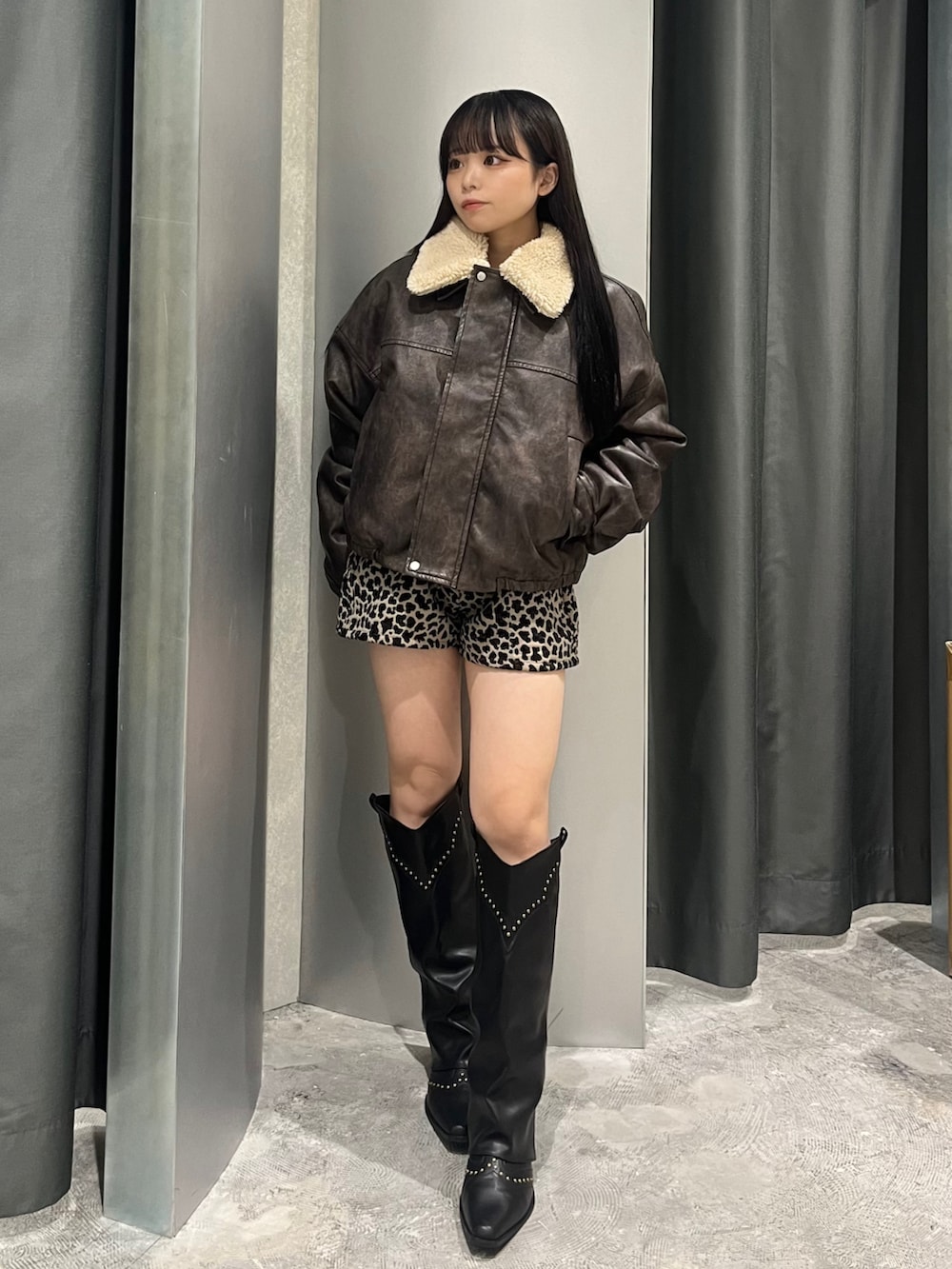 ブラウン系のブルゾン、ブラウン系のその他パンツ、ブラック系のブーツを着用したレディースの秋コーディネートの2枚目の写真