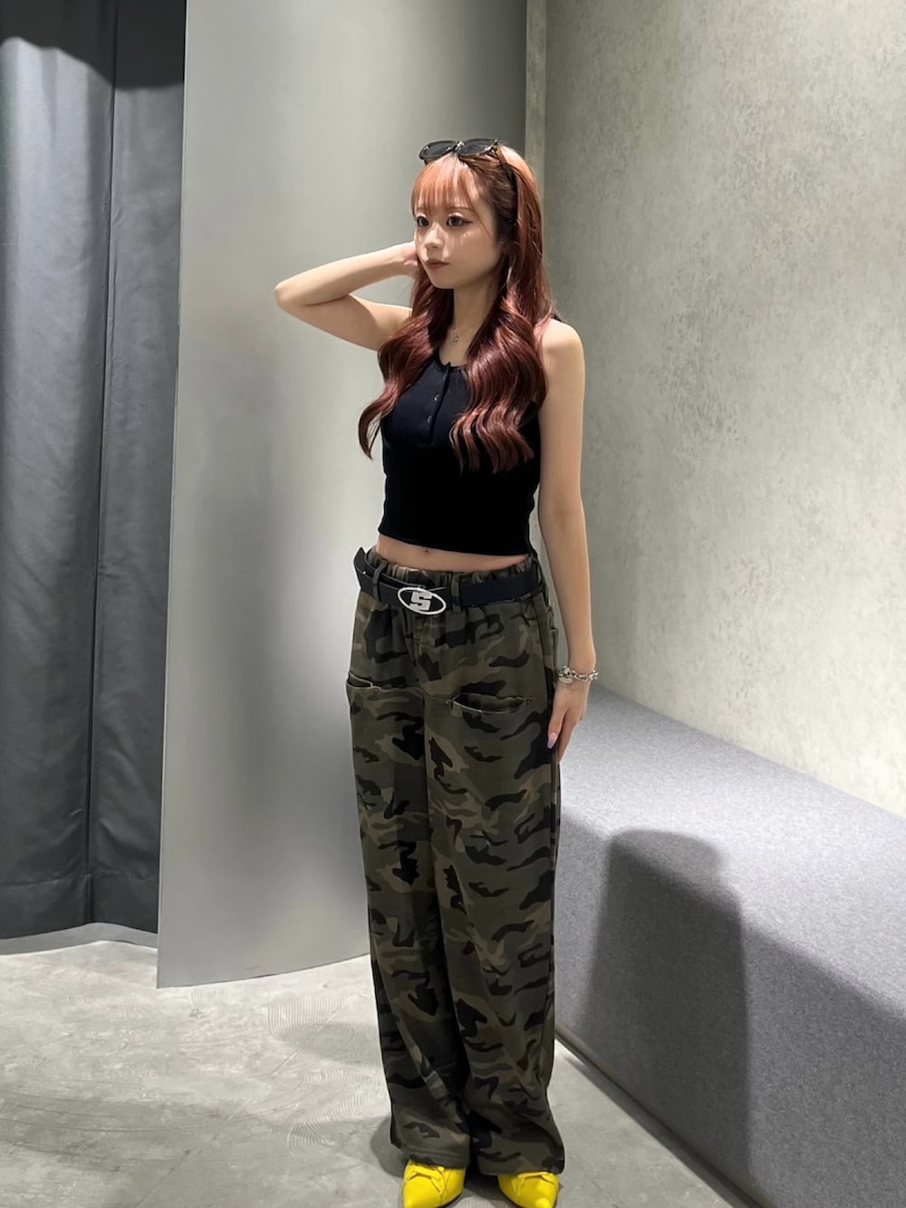 ブラック系のタンクトップ、グリーン系のスウェットパンツ、イエロー系のパンプスを着用したレディースの夏コーディネートの2枚目の写真