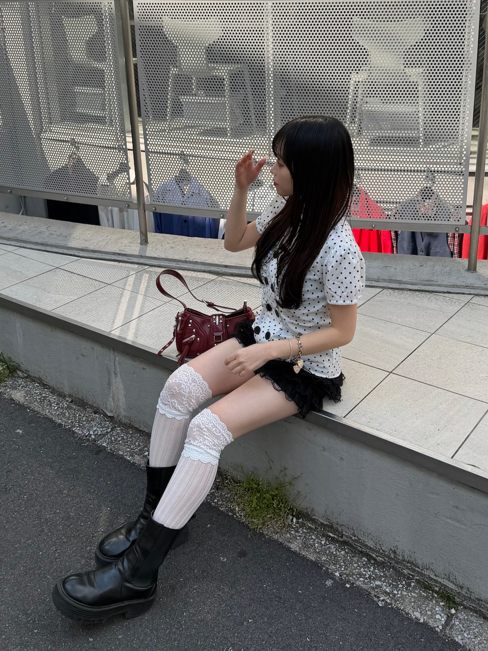 ホワイト系のシャツ/ブラウス、ブラック系のその他パンツ、レッド系のショルダーバッグを着用したレディースの春コーディネートの3枚目の写真