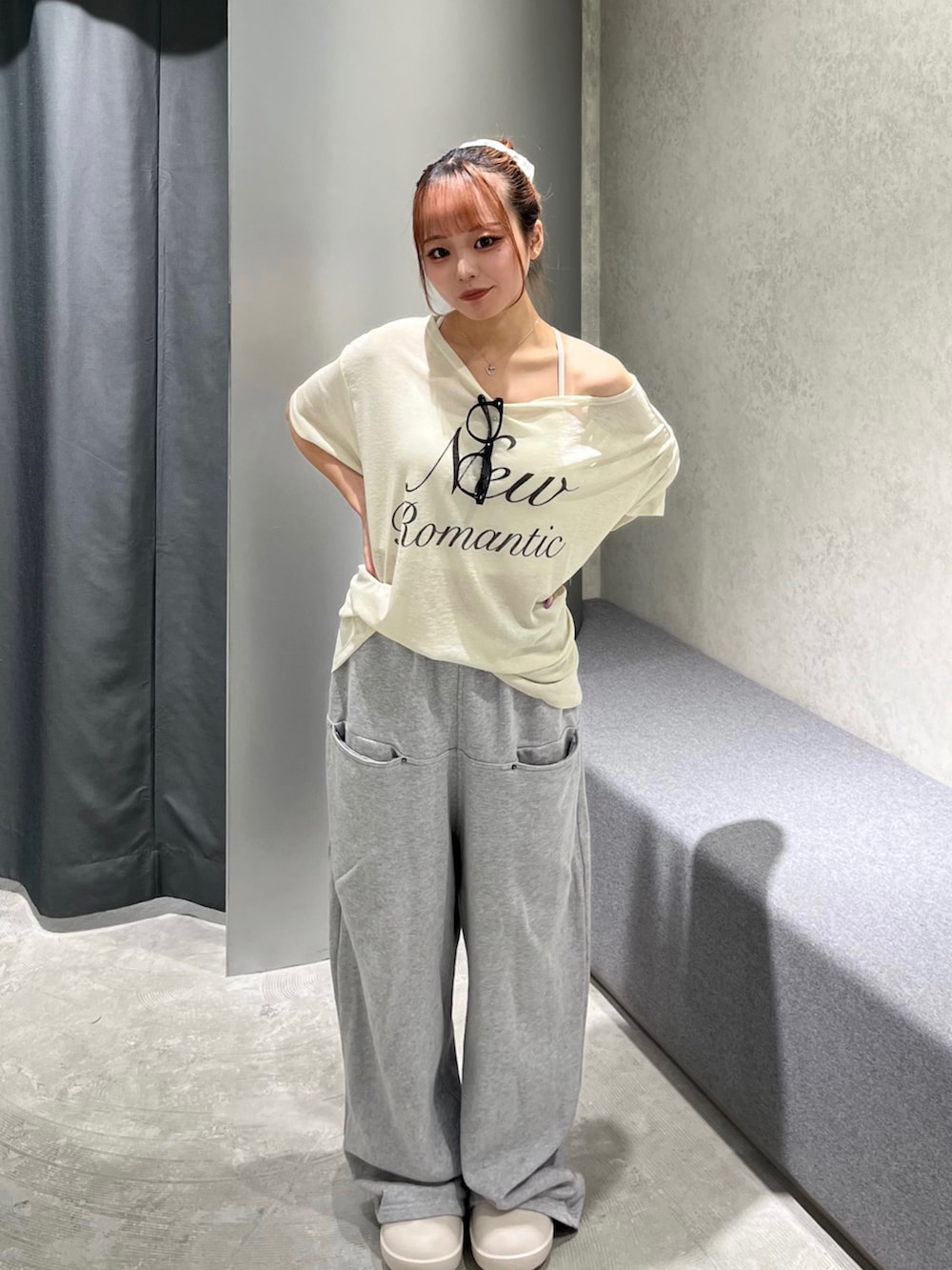 イエロー系のTシャツ/カットソー、グレー系のスウェットパンツ、ブラック系のサングラスを着用したレディースの夏コーディネートの2枚目の写真