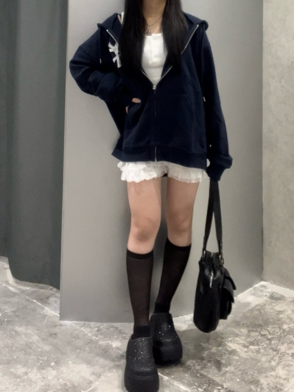ブルー系のパーカー、ホワイト系のタンクトップ、ホワイト系のその他パンツを着用したレディースの夏コーディネートの4枚目の写真
