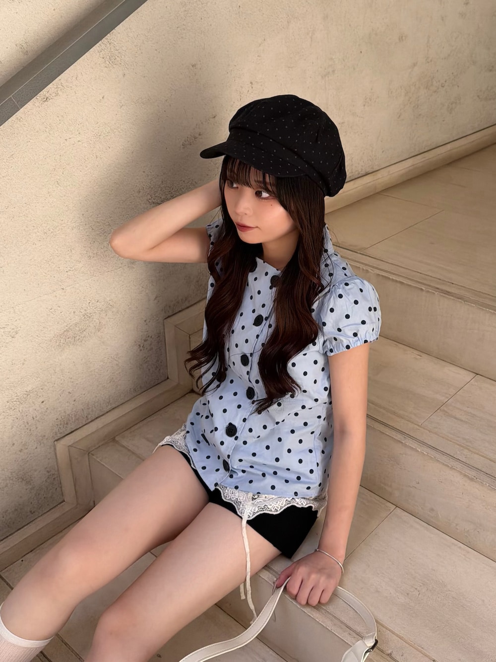 ブルー系のシャツ/ブラウス、ブラック系のその他パンツ、ホワイト系のキャミソールを着用したレディースの夏コーディネートの5枚目の写真