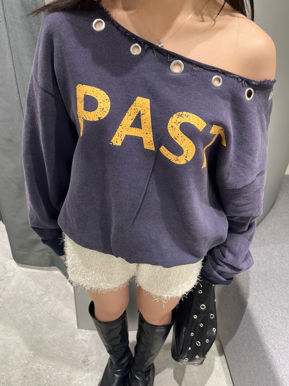 ブルー系のスウェット、ホワイト系のその他パンツ、ブラック系のショルダーバッグを着用したレディースの秋コーディネートの4枚目の写真