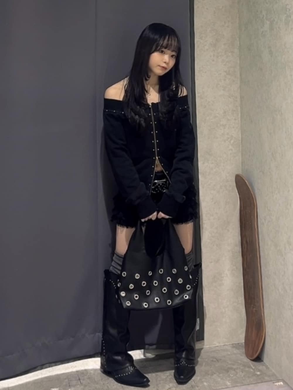 グレー系のTシャツ/カットソー、ブラック系のその他パンツ、ブラック系のショルダーバッグを着用したレディースの春コーディネートの2枚目の写真