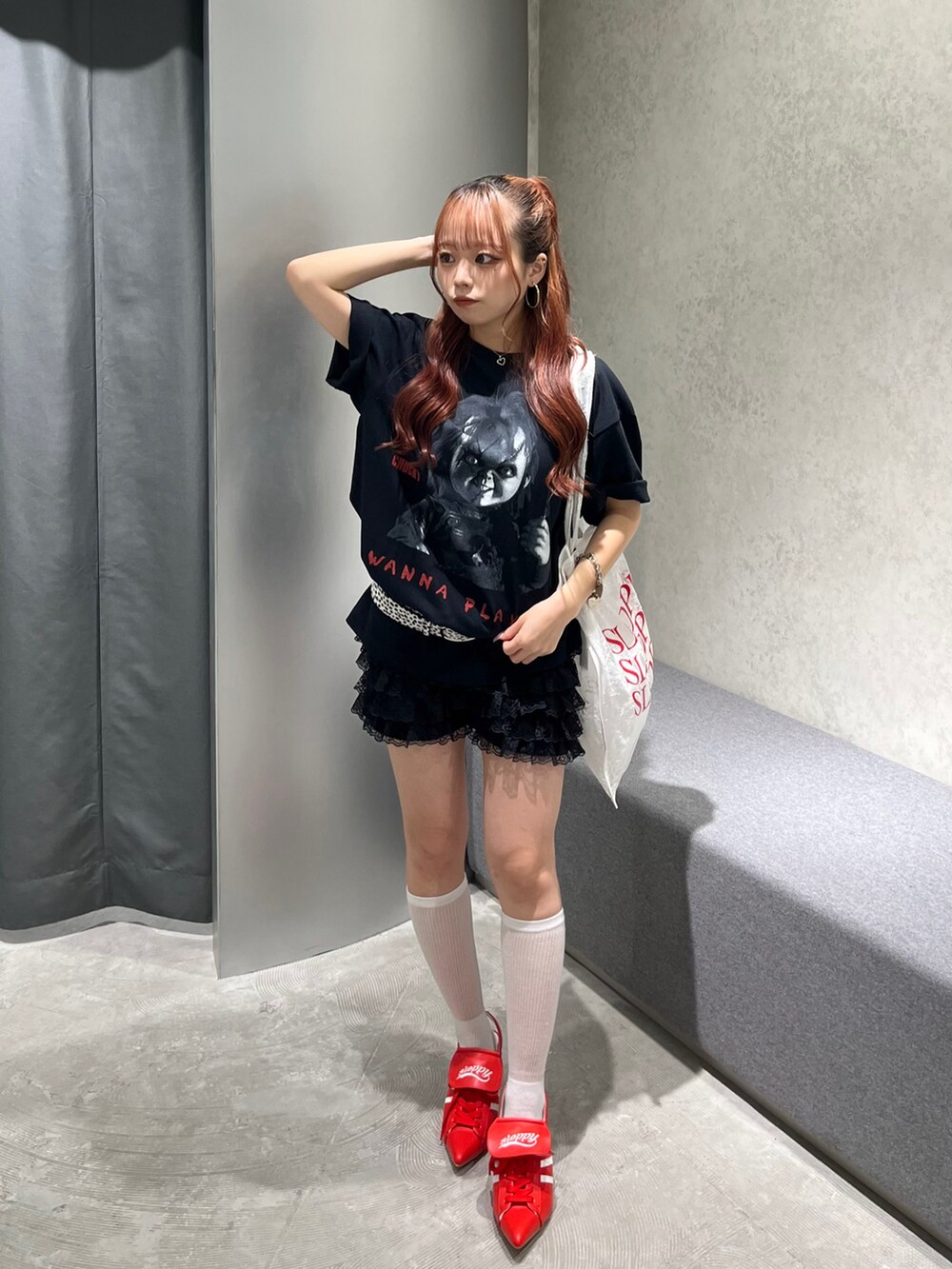 ブラック系のTシャツ/カットソー、ブラック系のその他パンツ、レッド系のパンプスを着用したレディースの夏コーディネートの2枚目の写真