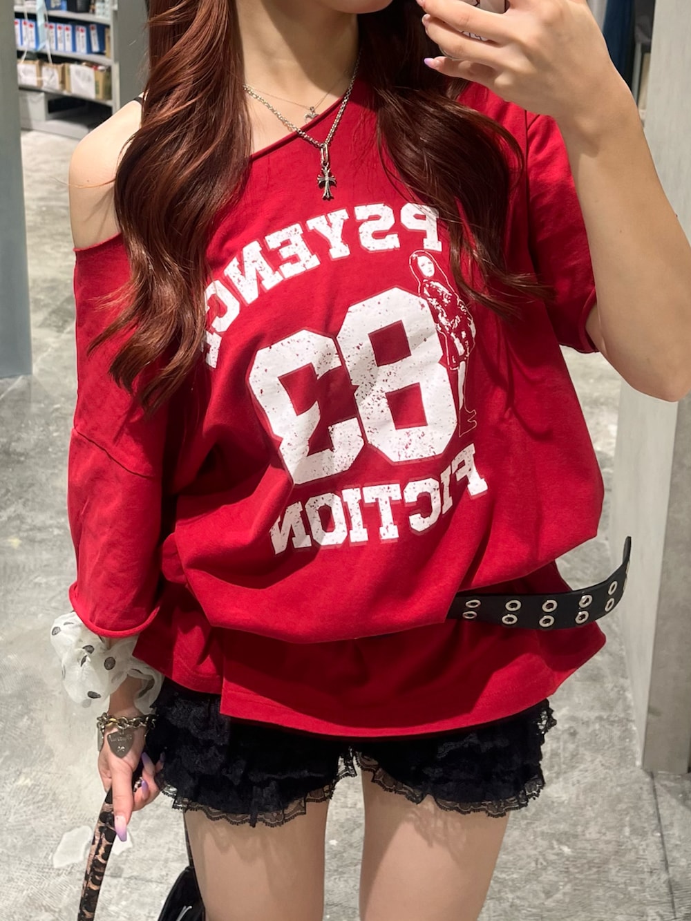レッド系のTシャツ/カットソー、ブラック系のその他パンツ、ブラウン系のハンドバッグを着用したレディースの夏コーディネートの3枚目の写真