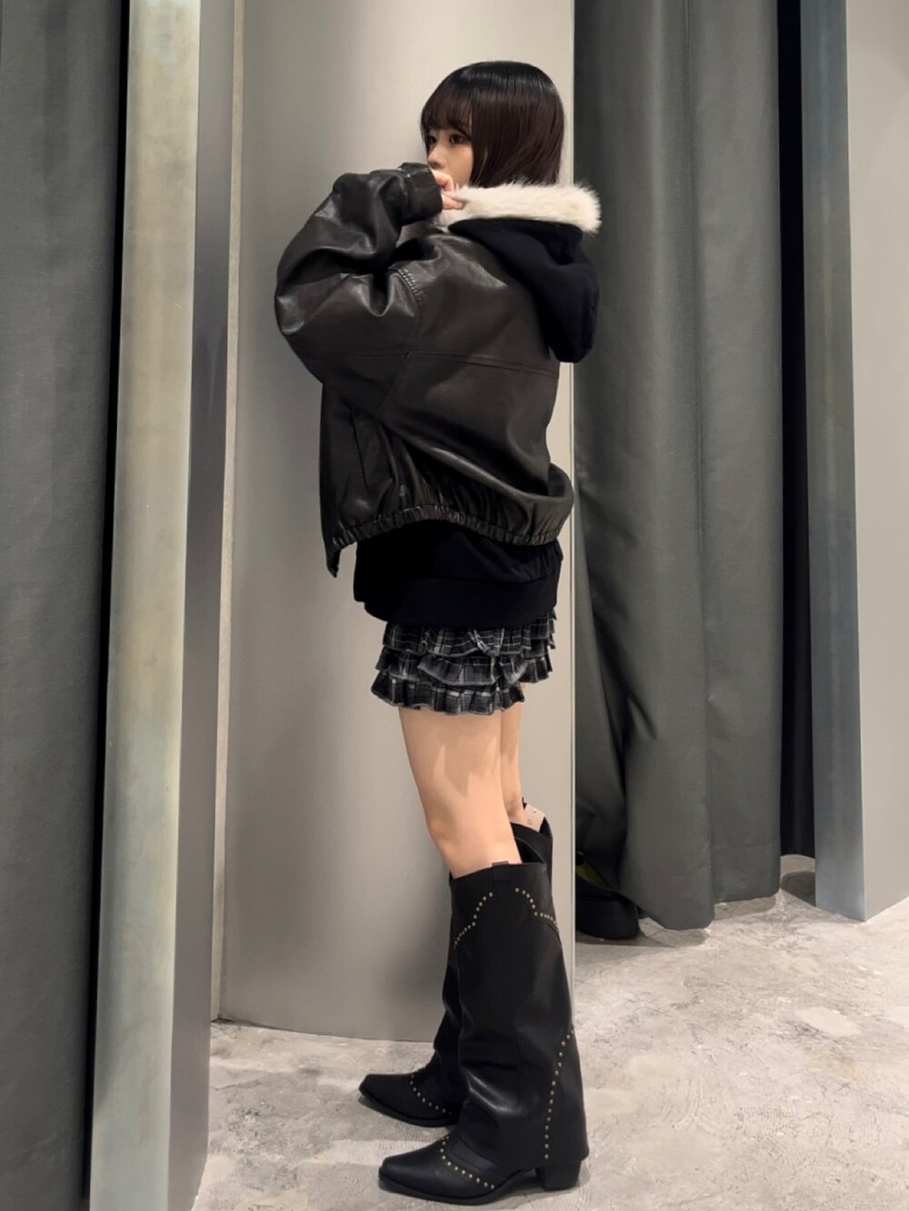 ブラック系のブルゾン、ブラック系のパーカー、ブラック系のその他パンツを着用したレディースの秋コーディネートの2枚目の写真